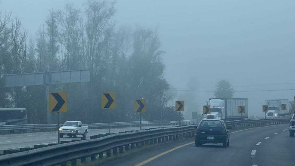 Densa niebla cubre autopista México-Querétaro reduciendo visibilidad en San Juan del Río Querétaro.