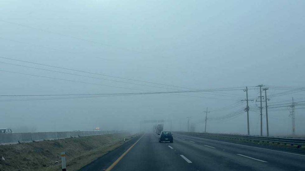 Densa niebla cubre autopista México-Querétaro reduciendo visibilidad en San Juan del Río Querétaro.