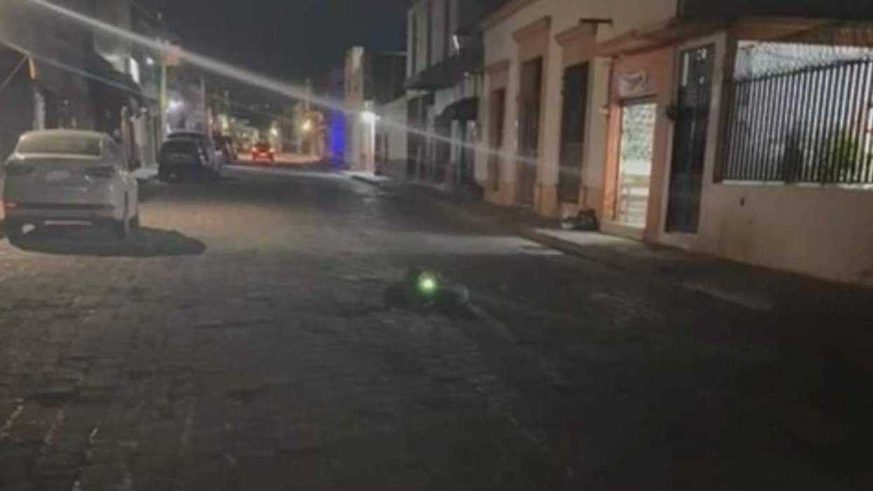 Denuncian bache peligroso en calle Palacio de San Juan del Río.