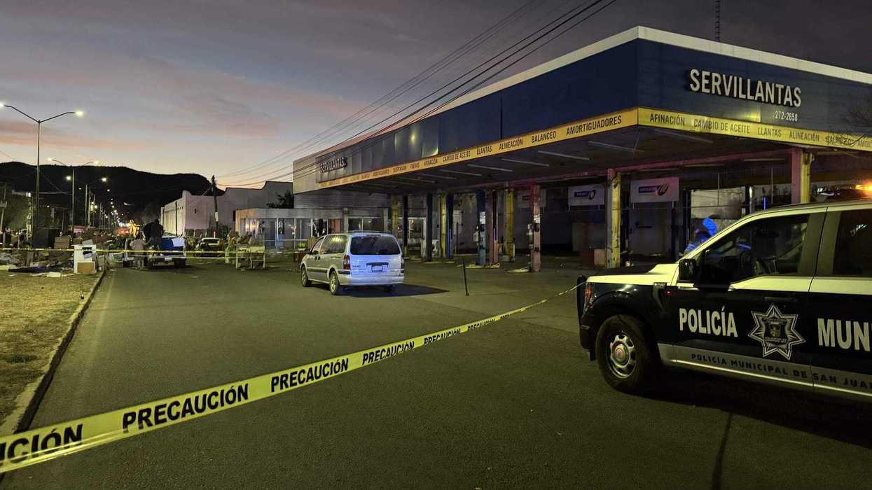 Desalojo de Servillantas en San Juan del Río con presencia militar y objetos en vía pública tras embargo judicial.