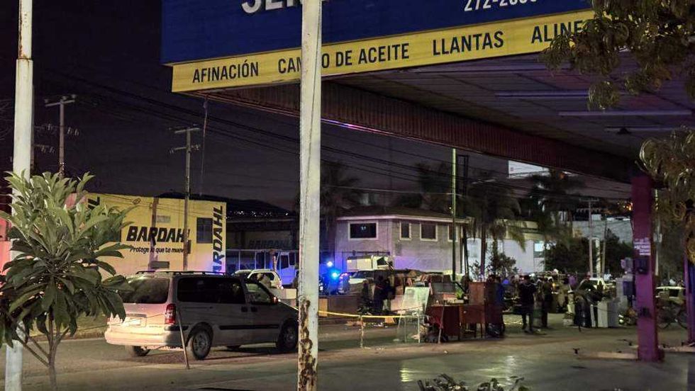 Desalojo de Servillantas en San Juan del Río con presencia militar y objetos en vía pública tras embargo judicial.