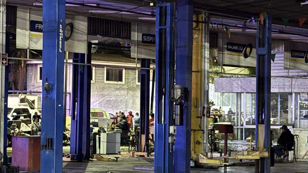 Desalojo de Servillantas en San Juan del Río con presencia militar y objetos en vía pública tras embargo judicial.