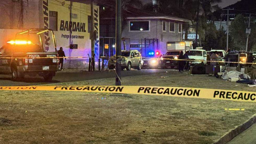 Desalojo de Servillantas en San Juan del Río con presencia militar y objetos en vía pública tras embargo judicial.