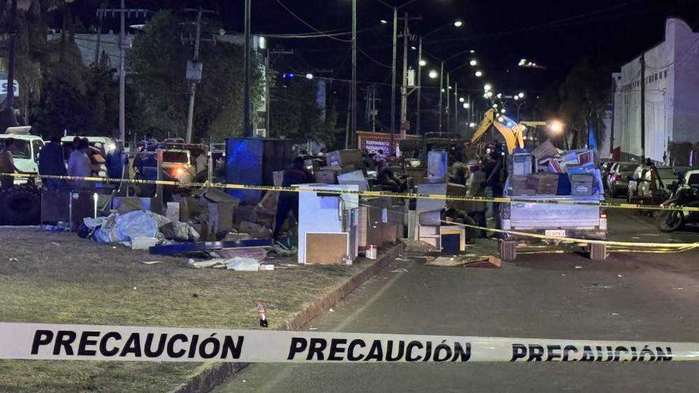 Desalojo de Servillantas en San Juan del Río con presencia militar y objetos en vía pública tras embargo judicial.
