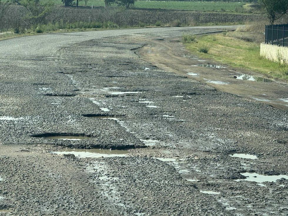Desastre carretero con baches profundos en Las Cruces-Polotitl\u00e1n entre Nopala de Villagr\u00e1n Hidalgo y Estado de M\u00e9xico