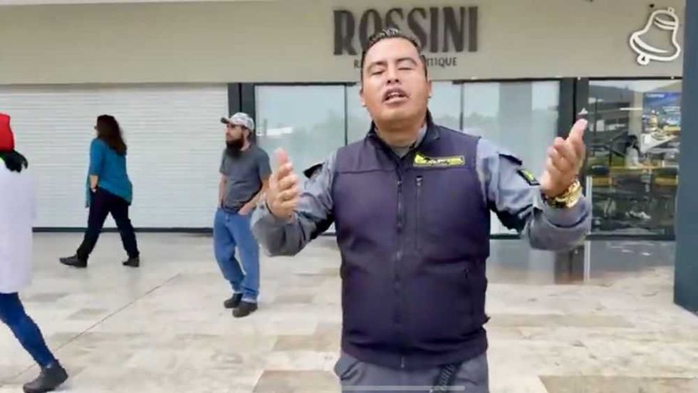 Desastre por inundación en Plaza Epic Center de San Juan del Río.