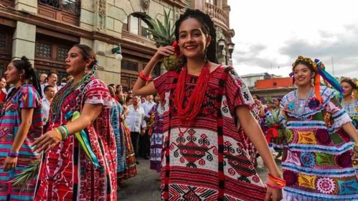 Desbordan alegría delegaciones durante calenda en Oaxaca