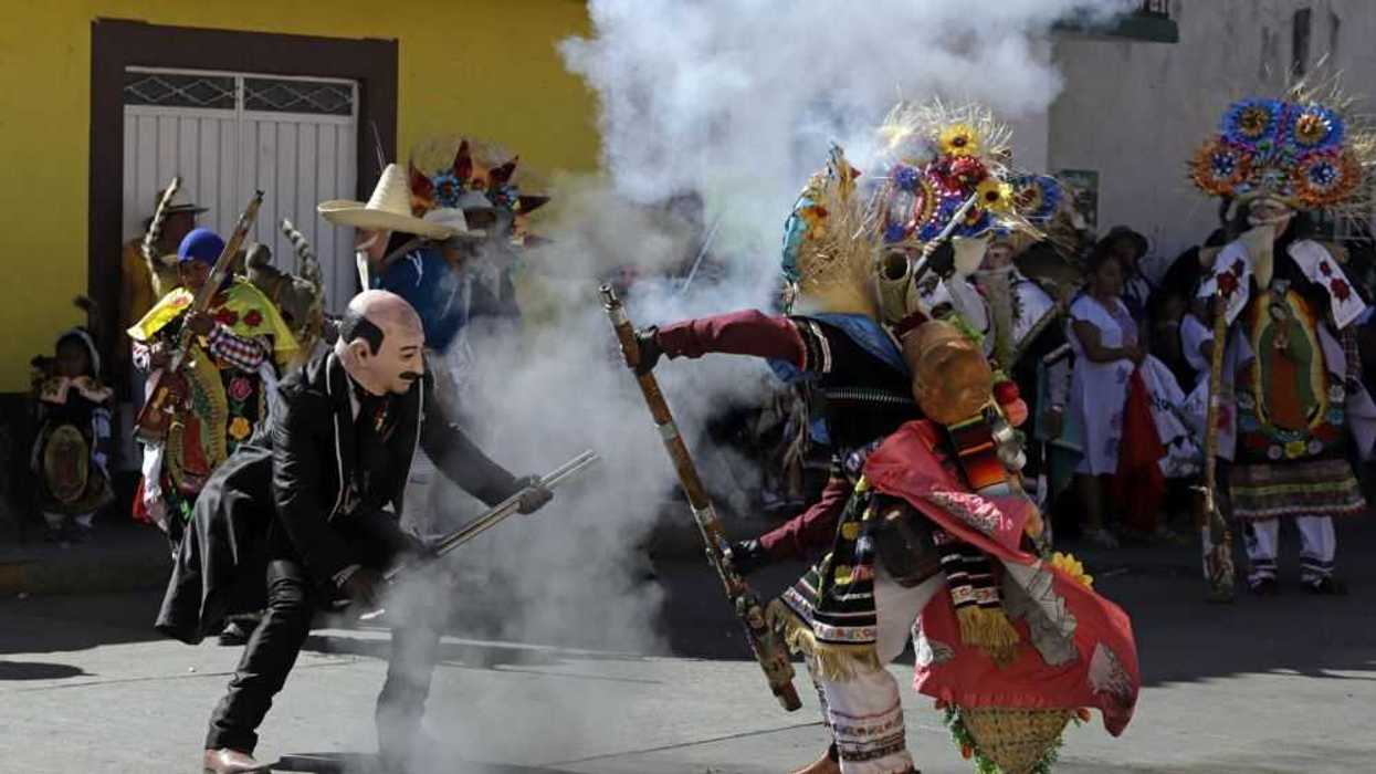 Descendientes mayas tzeltales bailan para atraer lluvias en Chiapas. EFE/Hilda Ríos.