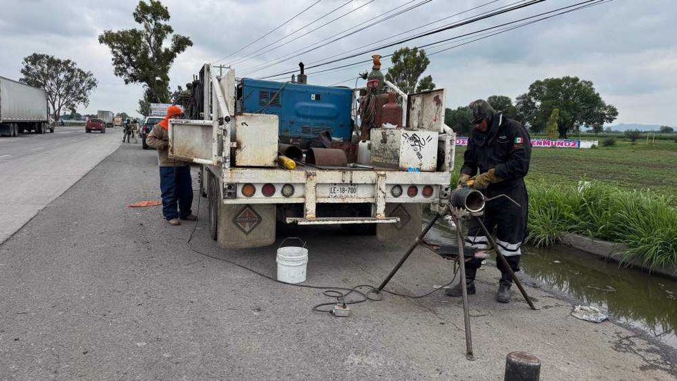 Descubren nueva toma clandestina en autopista México-Querétaro.