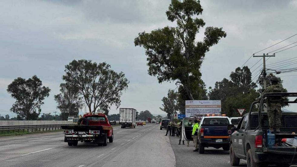 Descubren nueva toma clandestina en autopista México-Querétaro.