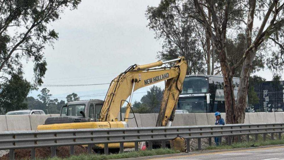 Descubren nueva toma clandestina en autopista México-Querétaro.