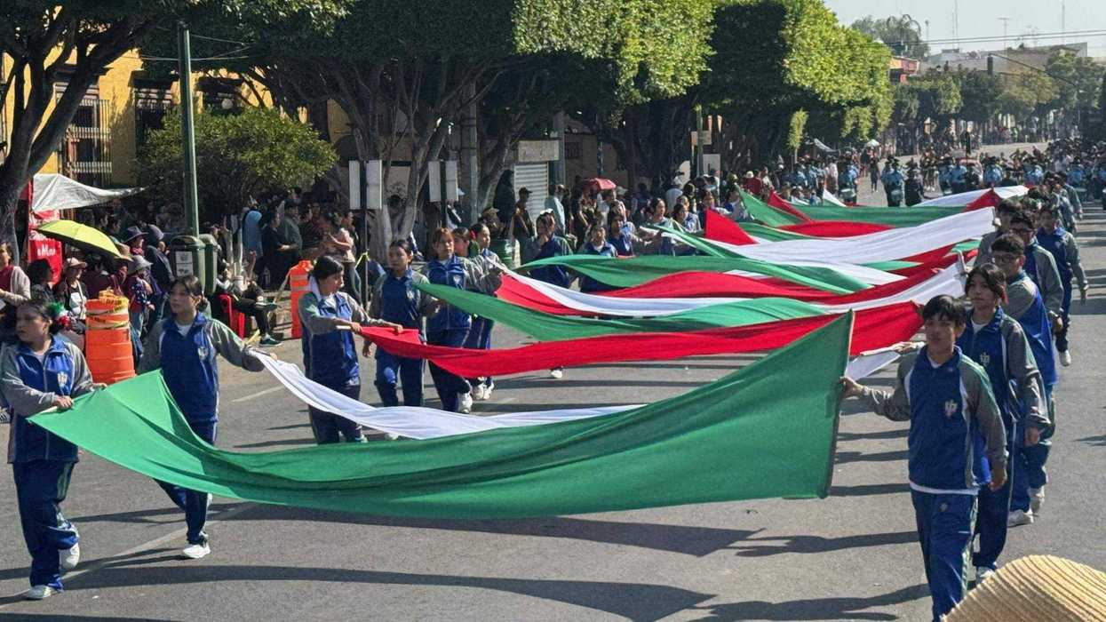 Desfile conmemorativo del 115 aniversario de la Revolución Mexicana en avenida Juárez de San Juan del Río.