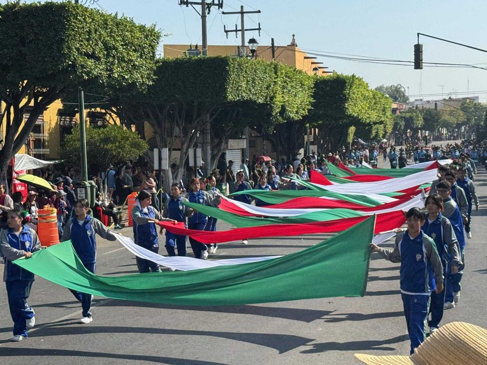 Desfile conmemorativo del 115 aniversario de la Revolución Mexicana en avenida Juárez de San Juan del Río.