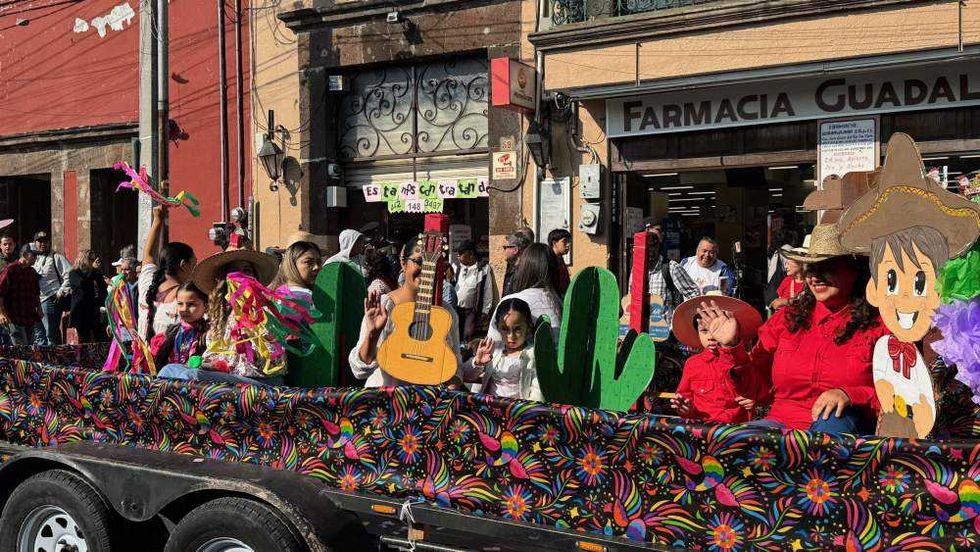 Desfile conmemorativo del 115 aniversario de la Revolución Mexicana en avenida Juárez de San Juan del Río.