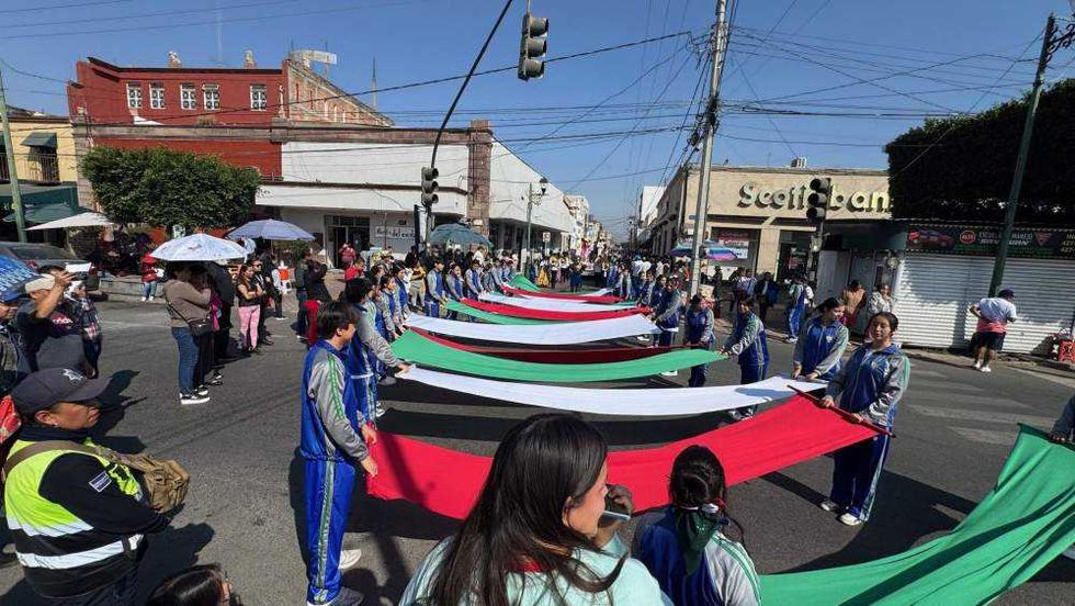 Desfile conmemorativo del 115 aniversario de la Revolución Mexicana en avenida Juárez de San Juan del Río.