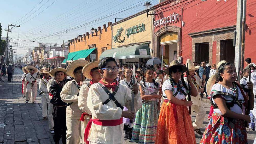 Desfile conmemorativo del 115 aniversario de la Revolución Mexicana en avenida Juárez de San Juan del Río.