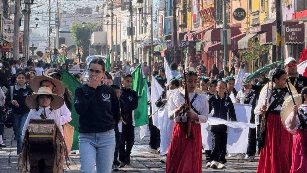 Desfile conmemorativo del 115 aniversario de la Revolución Mexicana en avenida Juárez de San Juan del Río.
