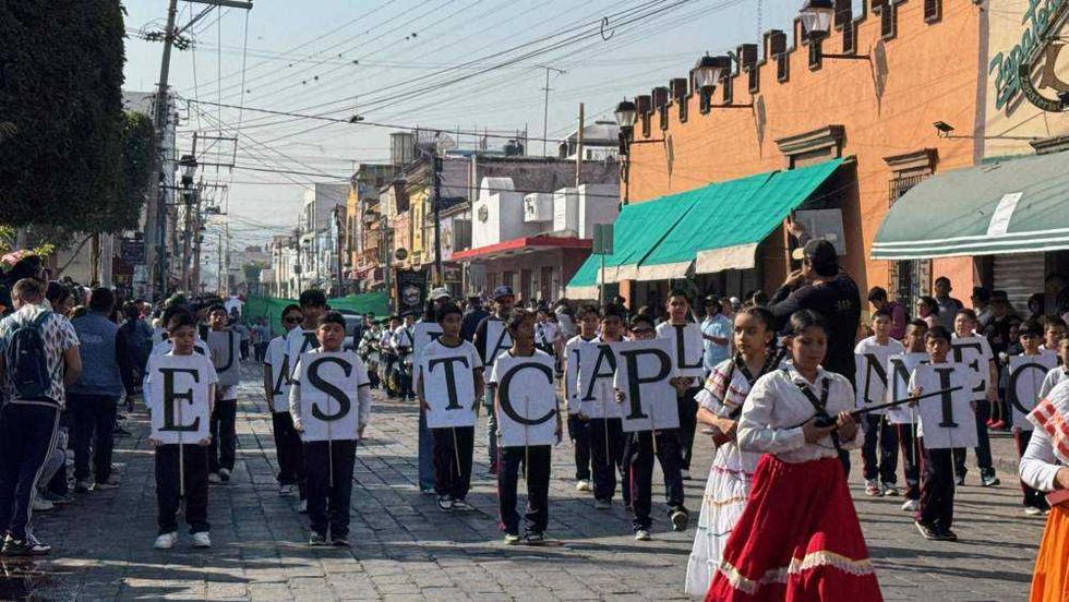 Desfile conmemorativo del 115 aniversario de la Revolución Mexicana en avenida Juárez de San Juan del Río.