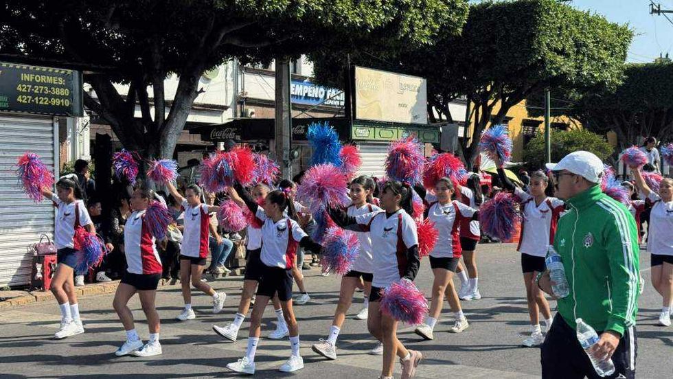 Desfile conmemorativo del 115 aniversario de la Revolución Mexicana en avenida Juárez de San Juan del Río.