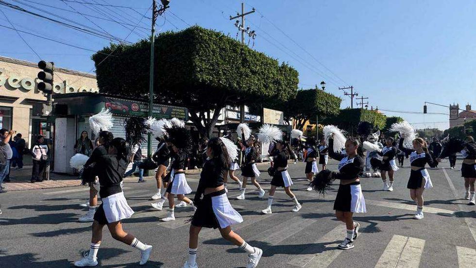 Desfile conmemorativo del 115 aniversario de la Revolución Mexicana en avenida Juárez de San Juan del Río.