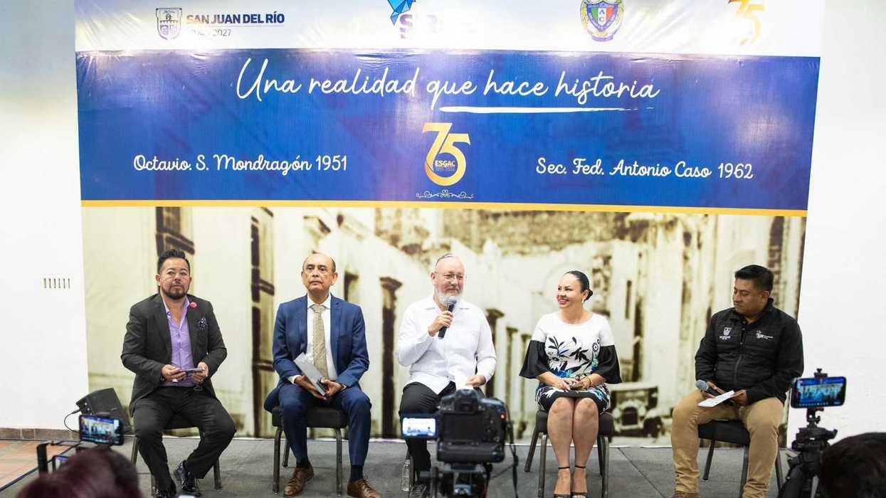 Desfile de banda de guerra de la Secundaria Antonio Caso en San Juan del Río en imagen histórica de archivo (95 car)