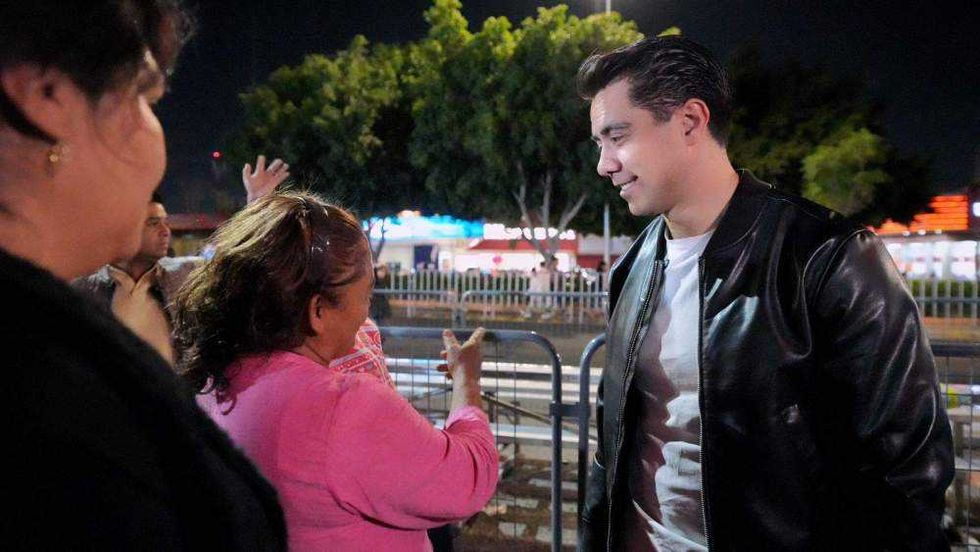 Desfile de Caravana Coca-Cola recorre calles de Santiago de Querétaro con carros alegóricos durante inauguración festividades decembrinas.