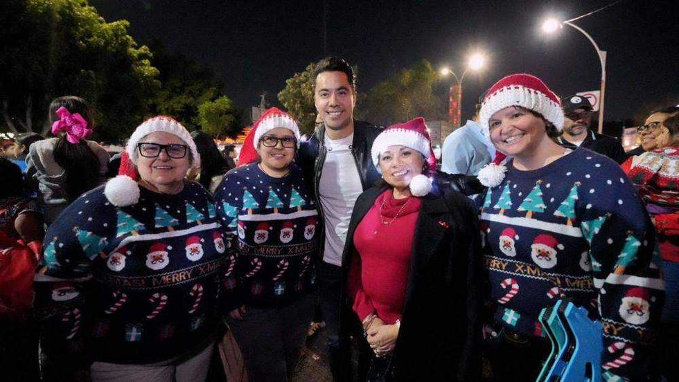 Desfile de Caravana Coca-Cola recorre calles de Santiago de Querétaro con carros alegóricos durante inauguración festividades decembrinas.