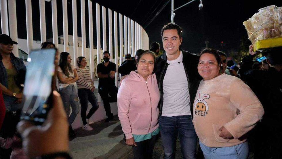 Desfile de Caravana Coca-Cola recorre calles de Santiago de Querétaro con carros alegóricos durante inauguración festividades decembrinas.