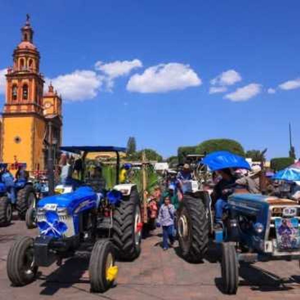 Desfile de tractores y shitases en honor a San Isidro Labrador en el Barrio San Isidro de San Juan del R\u00edo, Quer\u00e9taro