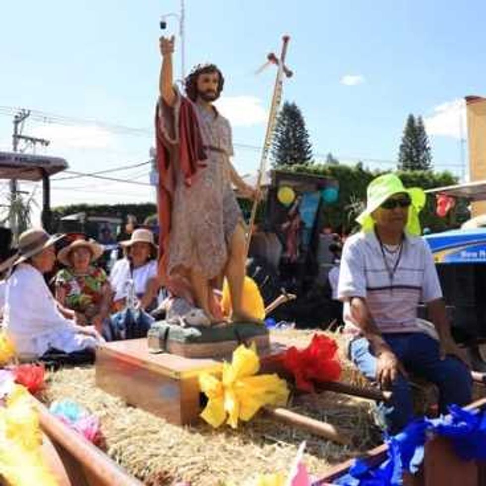 Desfile de tractores y shitases en honor a San Isidro Labrador en el Barrio San Isidro de San Juan del R\u00edo, Quer\u00e9taro