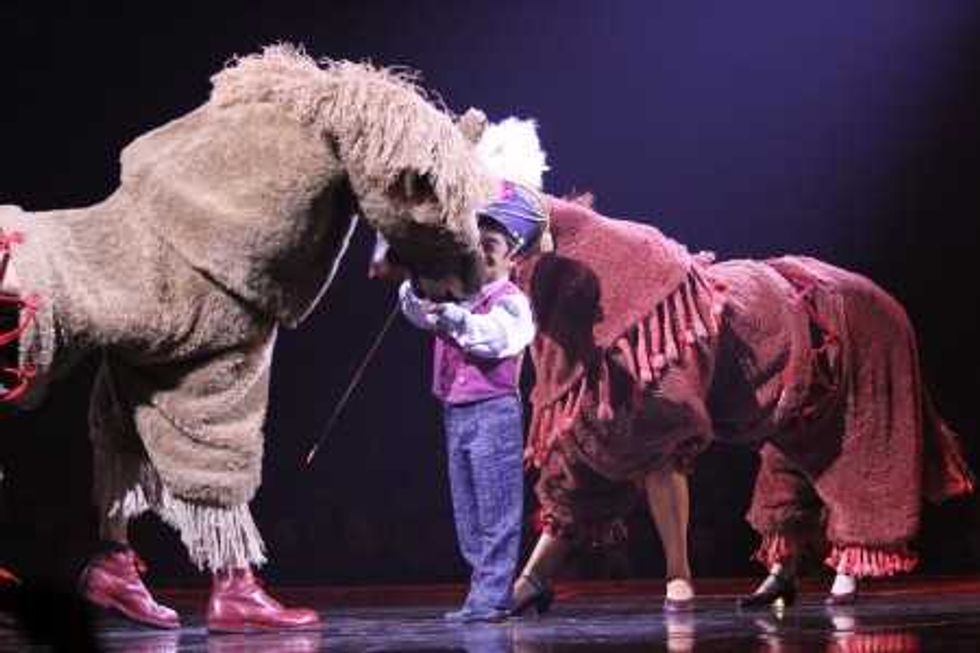 Desfile de trapecistas, malabaristas, equilibristas, acróbatas, domadores y enanos. FOTO/NOTIMEX
