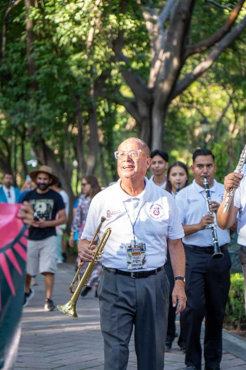 Desfile del 8vo. Encuentro de Bandas Sinf\u00f3nicas 2026 por la Alameda Hidalgo de Santiago de Quer\u00e9taro durante el 495 aniversario.