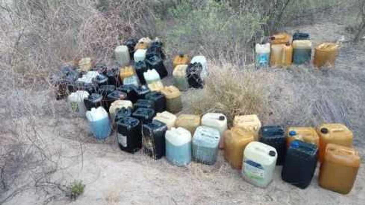 Desmantelan punto de venta ilegal de gasolina en Sonora.