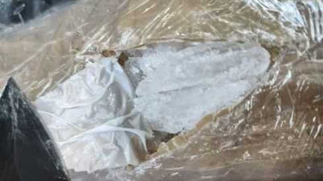 Detectan sospechosos envoltorios de droga en bolsas de mano en Sinaloa.
