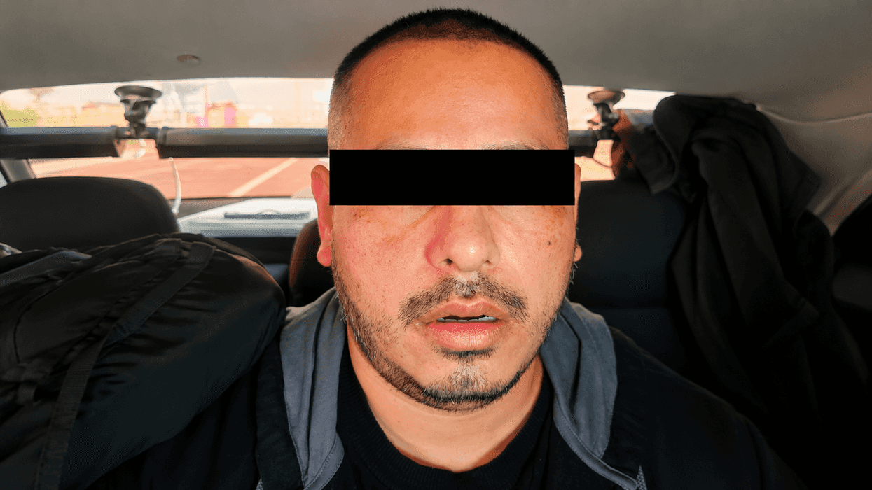 Detenido con los ojos cubiertos en vehículo oficial, bajo custodia de fuerzas federales y estatales de seguridad.