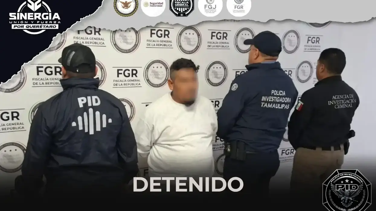 Detenido con rostro difuminado entre agentes de la PID y la Policía Investigadora de Tamaulipas frente a backdrop de la FGR, operativo en el Puente Internacional Brownsville–Matamoros