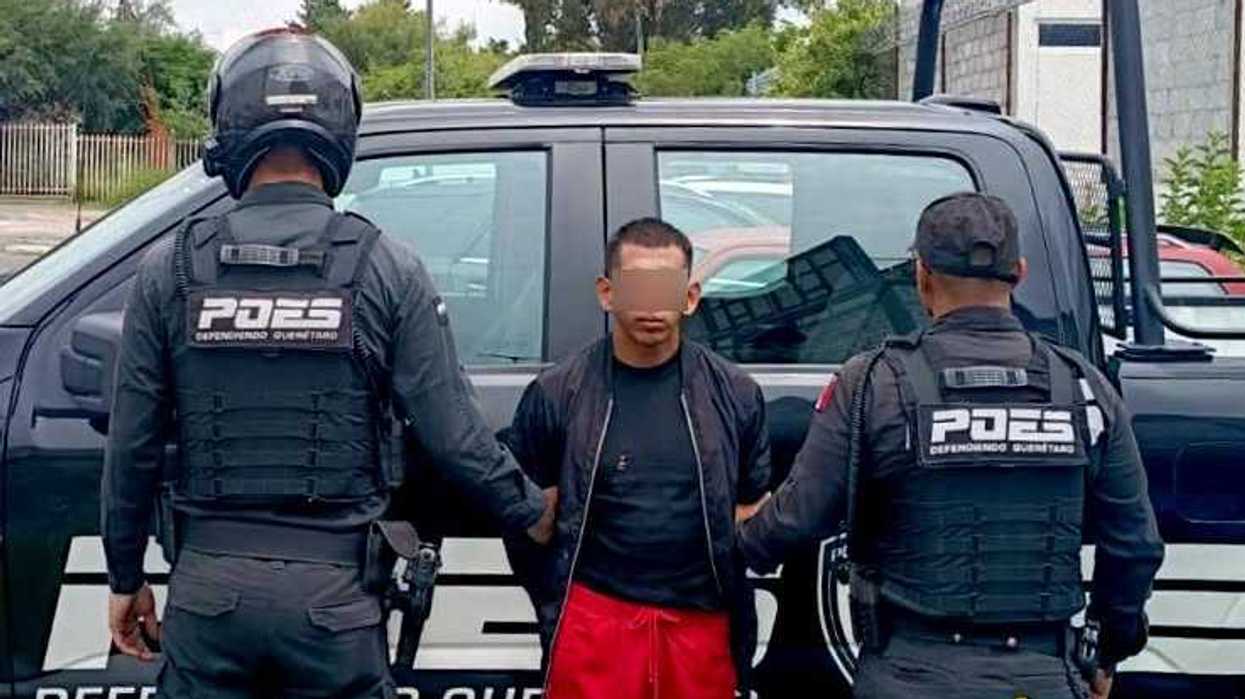 Detenido custodiado por policías de la División Panteras en San Pedrito Peñuelas, Querétaro