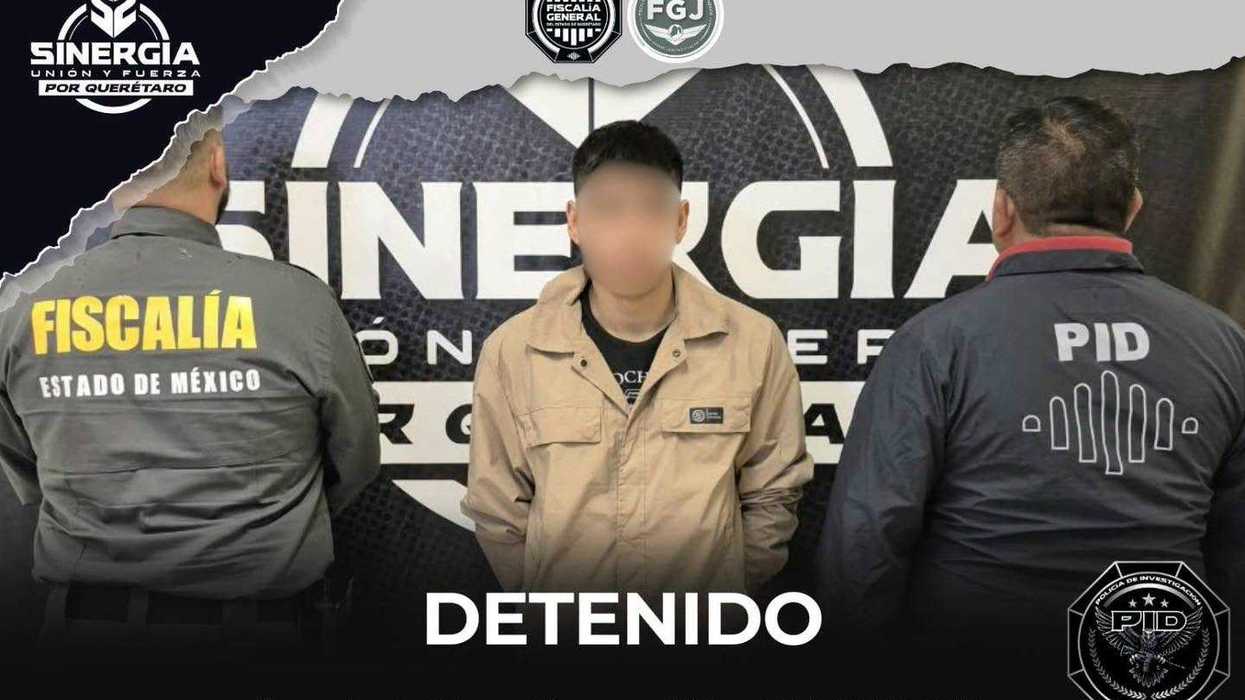 Detenido por violación agravada en Querétaro, con rostro difuminado, entre agentes de la PID y la Fiscalía mexiquense