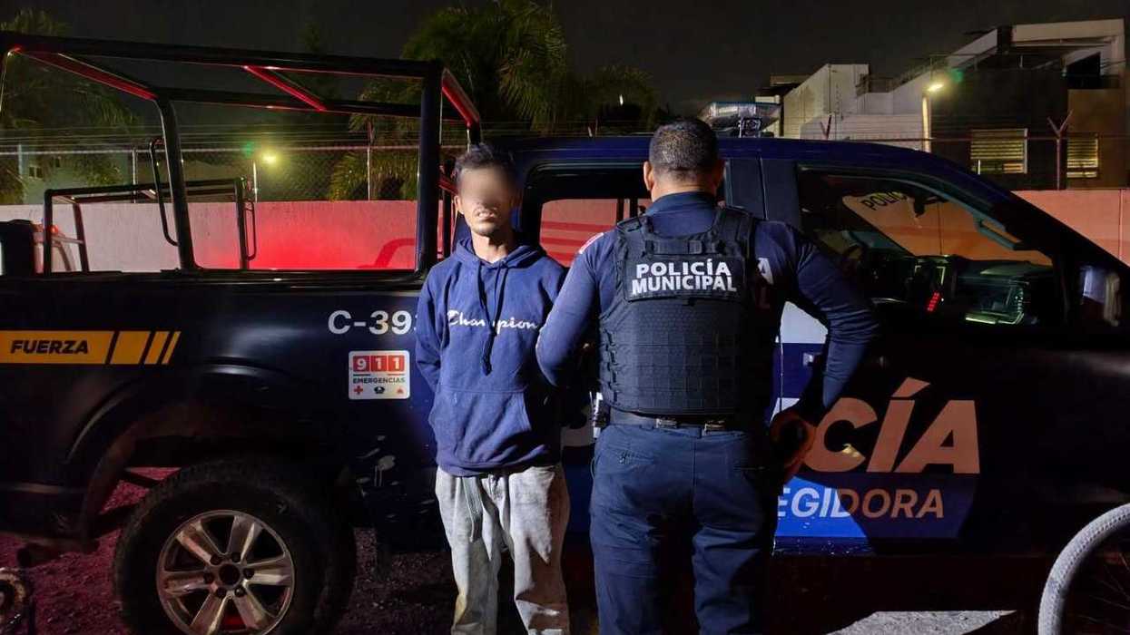 Detenido y policía municipal de Corregidora junto a patrulla tras reporte al 911 en la colonia Las Flores