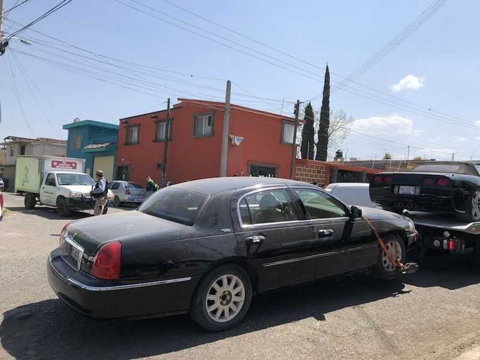 detenidos armas y cuatro vehiculos asegurados durante cateo de fiscalia 6