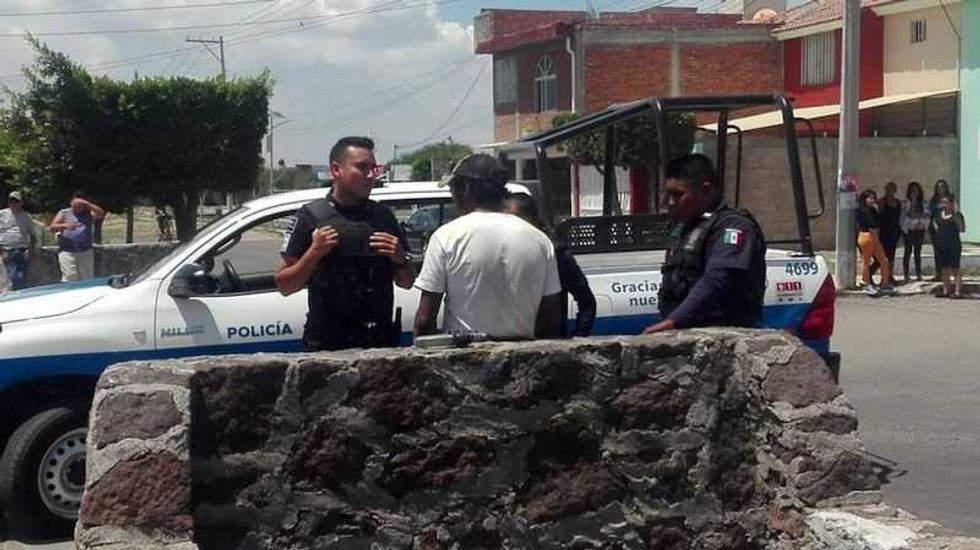 detiene la policia municipal a tres rateros de casa habitacion en la pena 4