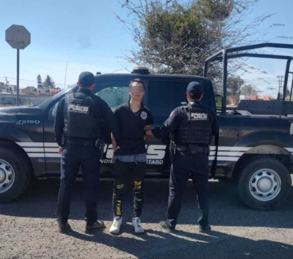 Detienen a hombre por vender auto robado en Querétaro.