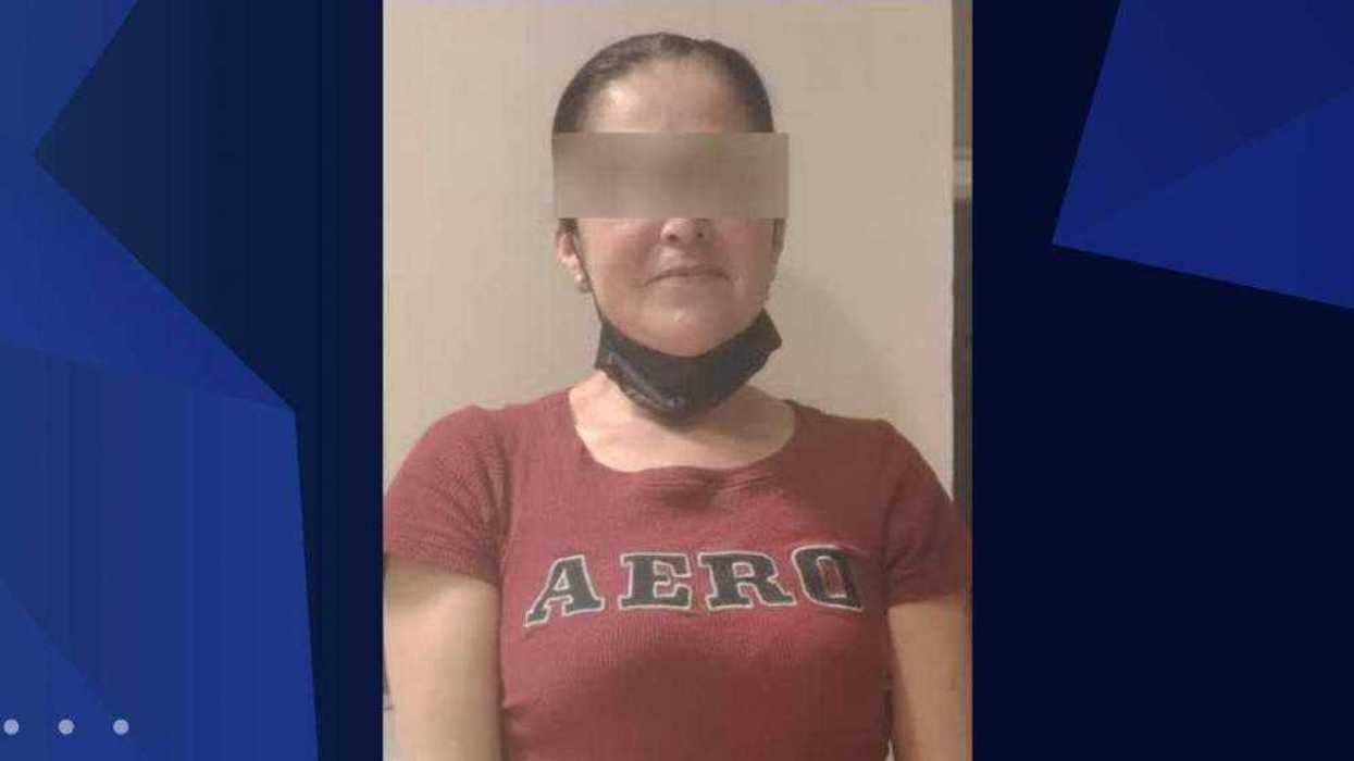 Detienen a mujer por presunto robo en tienda departamental de San Juan del Río.