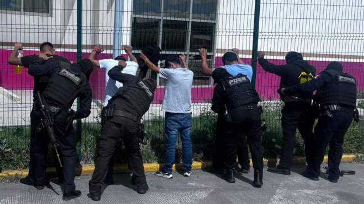 Detienen a pasajero por posesión de drogas y arma blanca en San Juan del Río. Foto: POES Querétaro.