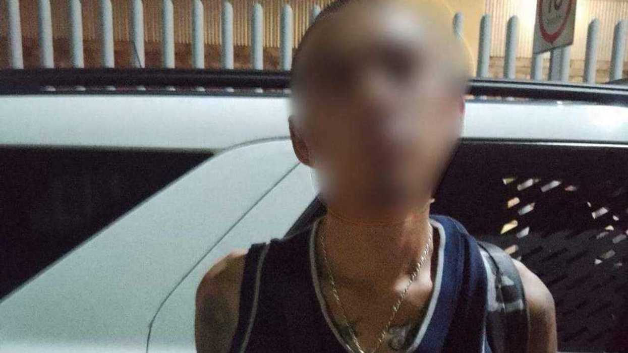 Detienen a sujeto por arrojar piedras y dañar vehículo en el Centro Histórico.