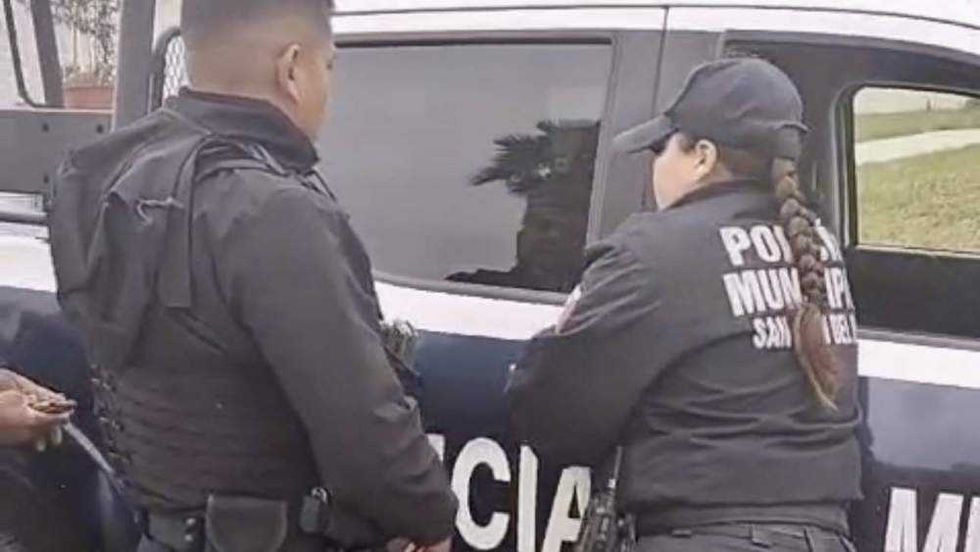 Detienen a sujeto que defraudaba a familias en el Hospital General de San Juan del Río.