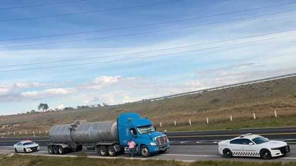 Detienen a trailero con 40 mil litros de huachicol en Puebla.