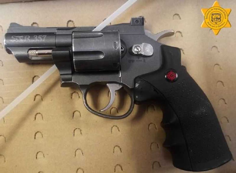 detienen en queretaro a sujetos por robo portaban droga y arma de fuego