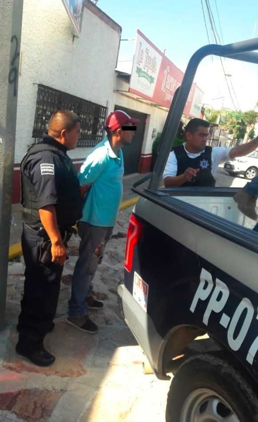 detienen en tequisquiapan a 3 sujetos con replicas de armas de fuego 1