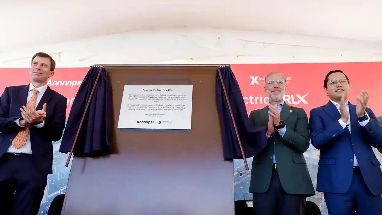 Develación de la placa conmemorativa de la Subestación Eléctrica RLX en Industrialix, Corregidora